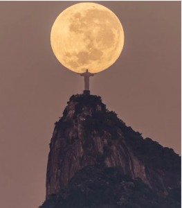 La foto de un brasileo que retrata la belleza del Cristo Redentor y la luna llena en un atardecer: Es perfecta