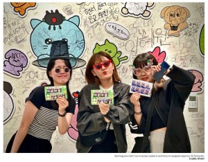 La nostalgia del papel: as son los fotomatones virales en redes que triunfan en Corea del Sur