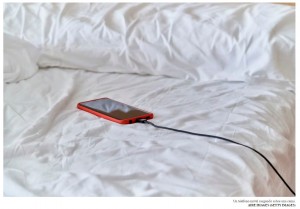 No es malo cargar el móvil toda la noche ni cargarlo a tope: los mitos sobre las baterías