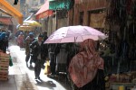 Sol y lluvia en el mercado