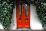 Puerta roja o verdes hojas