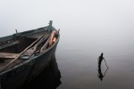 Un solitario bote ante la densa niebla