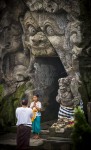 Bali-Nia saludando en el templo