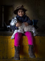 La niña y su ovejita
