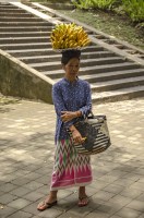 Vendedora de pltanos en Bali