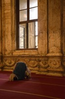 Rezando en la Mezquita