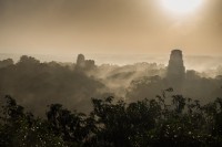 Amanecer en Tikal