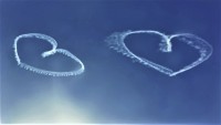 Aviones dibujando amor sobre el sol