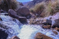 Agua de deshielo en la cordillera de Los Andes