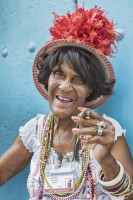 Mujer cubana fumando cigarro