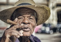 Boxeador cubano Enrique fumando cigarro