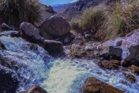 Agua de deshielo en la cordillera andina