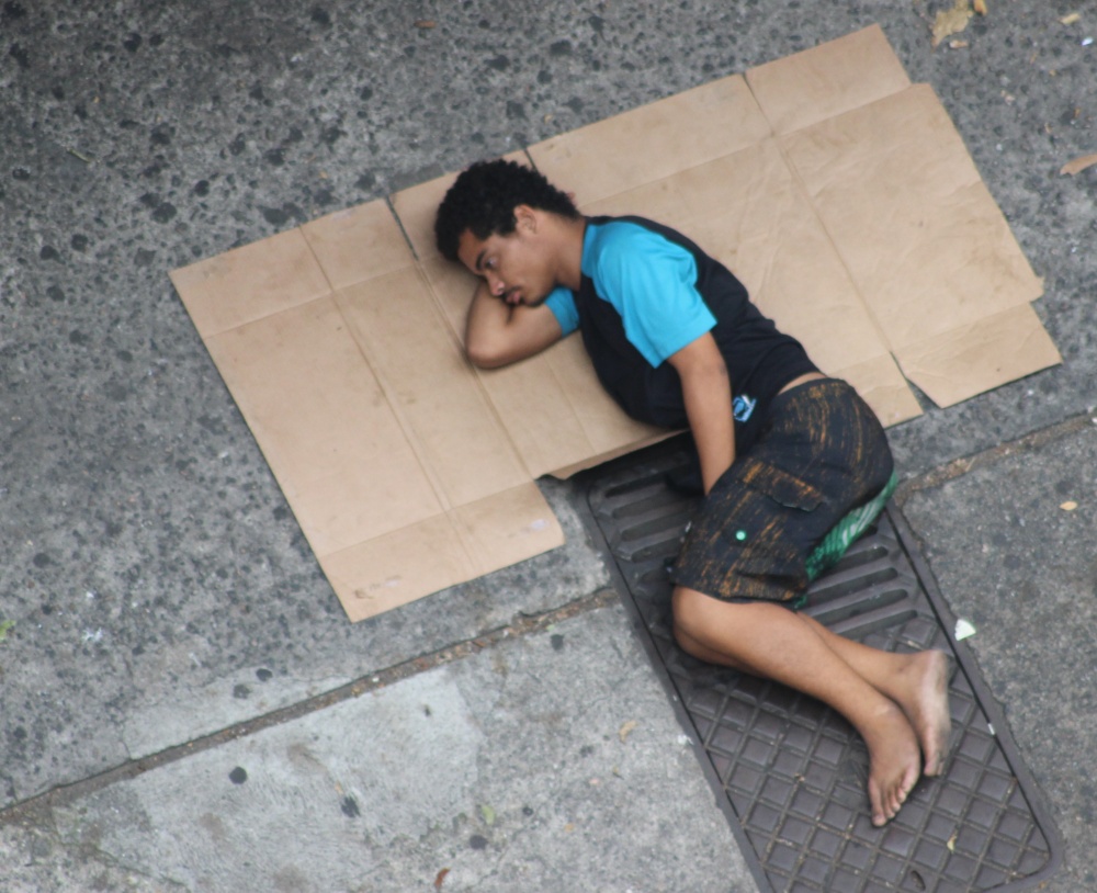 "Dormir en la calle.... como algo normal" de Graciela Nancy Martinez