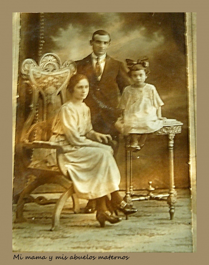 "Mis abuelos maternos y mi mam" de Nora Lilian Iturbide ( Noral )