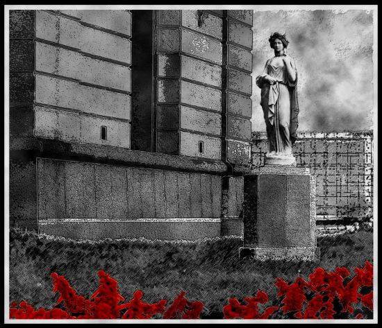 "Estatua y flores rojas" de Eli - Elisabet Ferrari