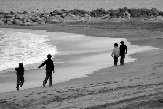 "Chicos en la playa" de Eli - Elisabet Ferrari