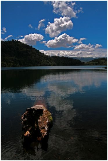 "Laguna en Comunidad Mapuche Alumine" de Claudio Margolin