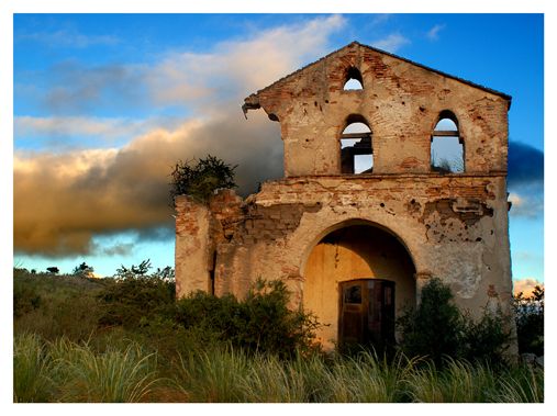 "iglesia en ruina" de Gustavo Andino