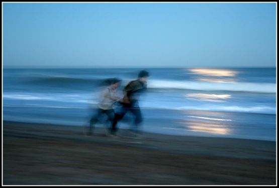 "corriendo en la playa" de Adrian G Bertucci