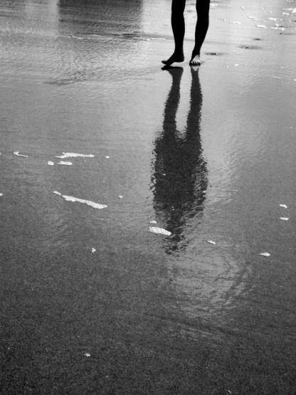 "Paseo en la playa." de Tesi Salado
