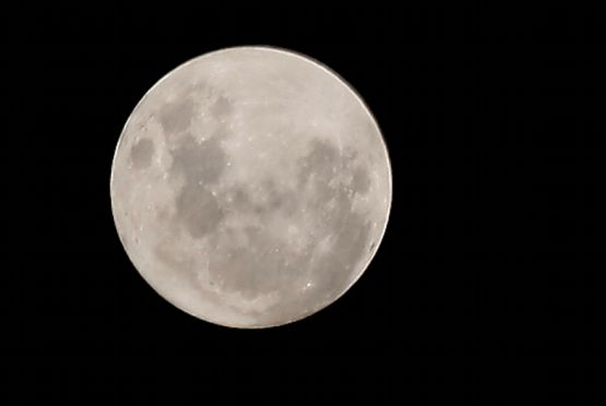 "Luna llena tomada a las 10:56 PM" de Carmen Nievas