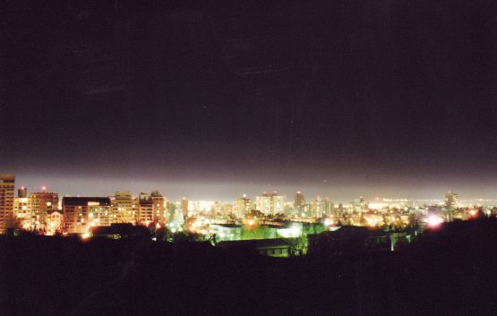 "Vista Nocturna de la Ciudad" de Martha A. Moreschi