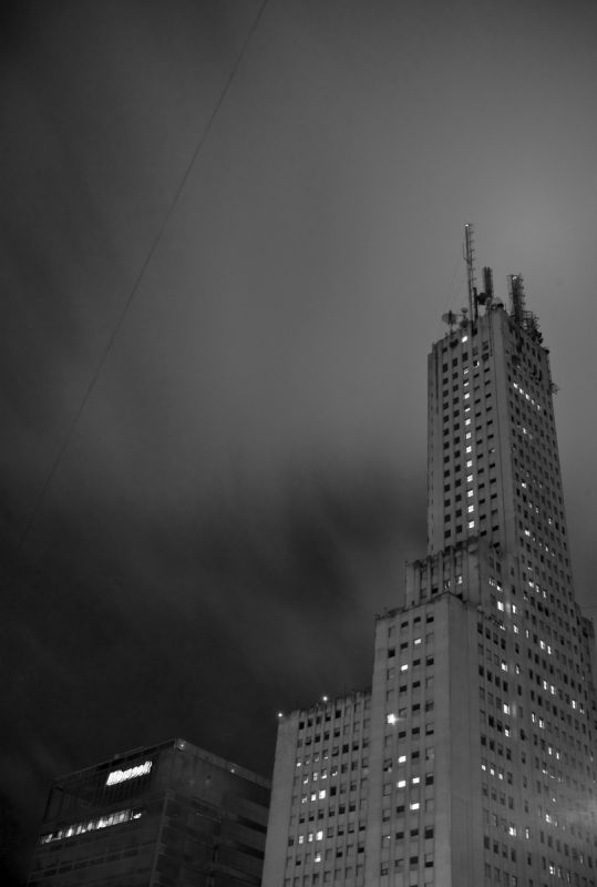 "Rascacielos nocturno" de Ricardo Palmadessa
