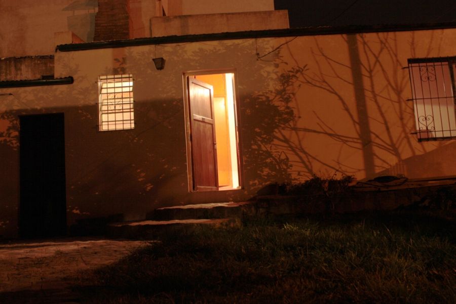 "Luces nocturnas sobre la pared del garage" de Carmen Nievas
