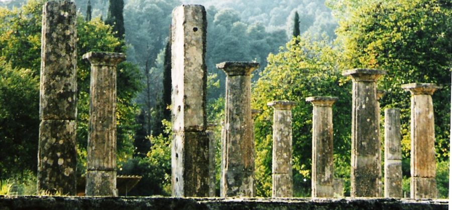 "antiguas ruinas griegas.-templo de apolo" de Beatriz Di Marzio