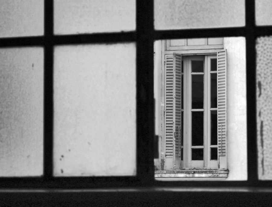 "La ventana del patio de la escuela de Luis" de Carmen Nievas