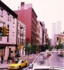 calle  de new york con las torres gemelas  al fond