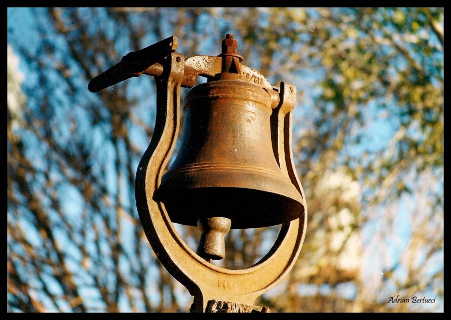 "campana  de historia" de Adrian G Bertucci