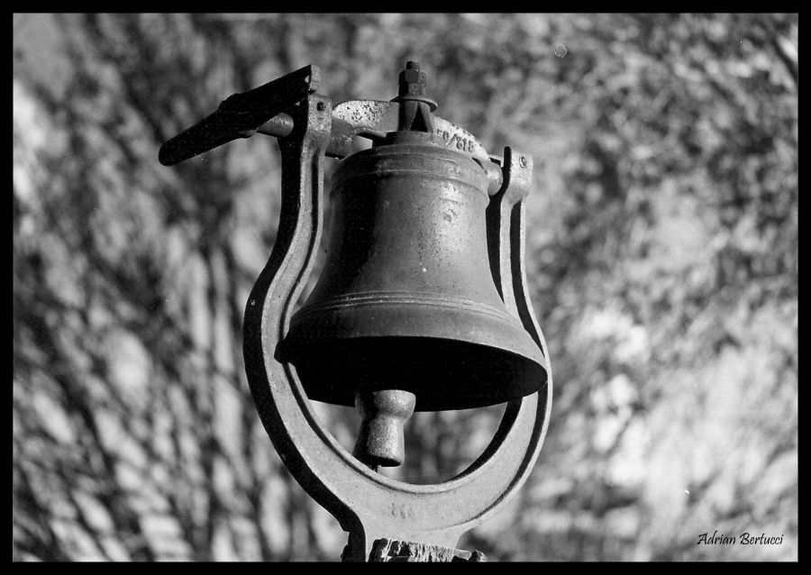 "campana" de Adrian G Bertucci