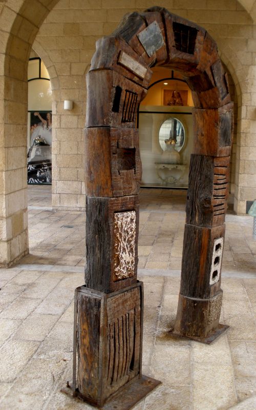 "arco de madera y de piedra" de Tzvi Katz