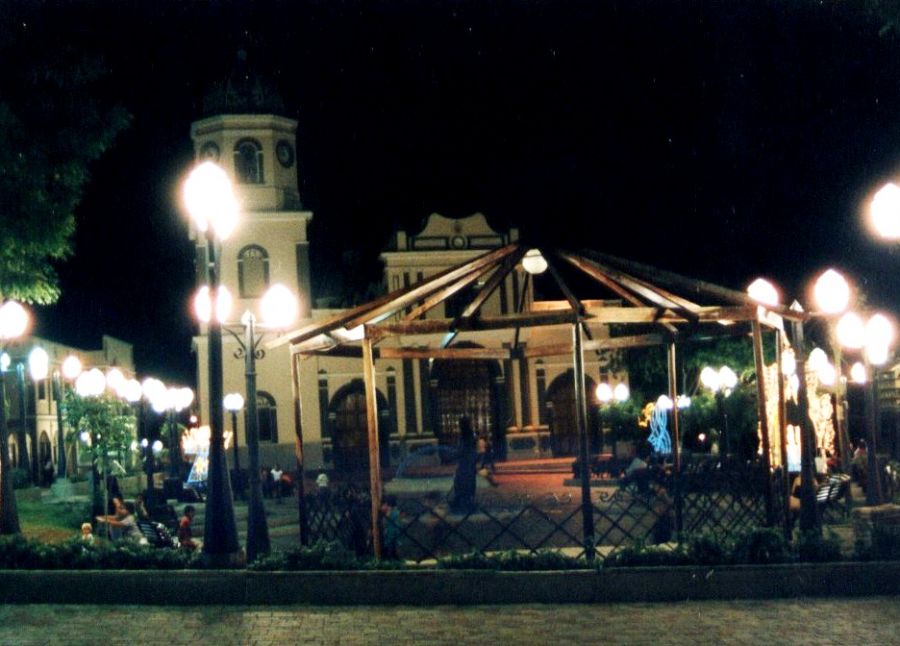 "Escena nocturna en la plaza de santa rosa" de Miguel Fernandez Medina ( Elfs )