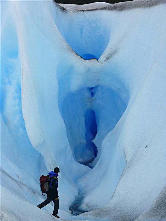 "Explorando el glaciar" de Mario Abad