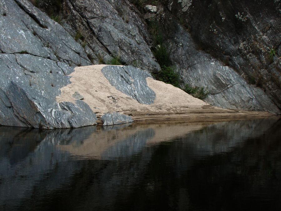 "Piedra, arena y reflejo" de Pablo Aspee