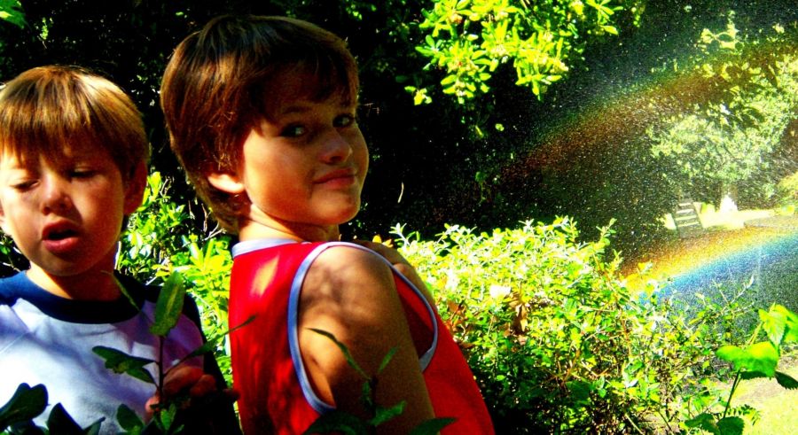 "compartiendo con mis nietos el arco iris del jardi" de Beatriz Di Marzio