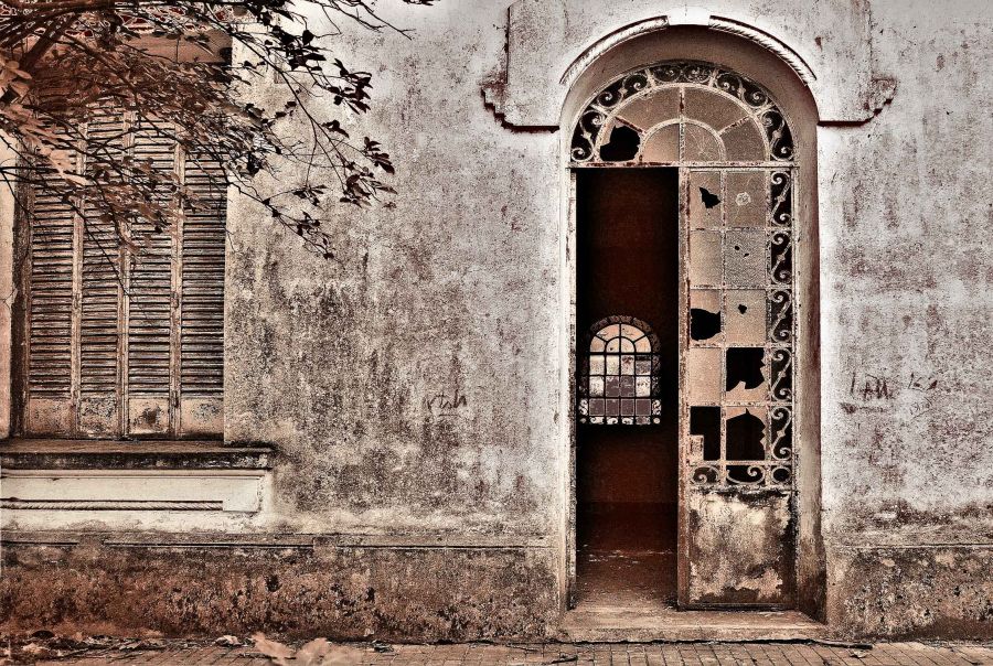 "...que silencio hay en tu puerta..." de Osvaldo Sergio Gagliardi