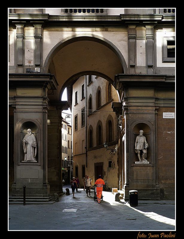 "PIAZZALE DEGLI UFIZZI-Florencia" de Juan Antonio Paolini