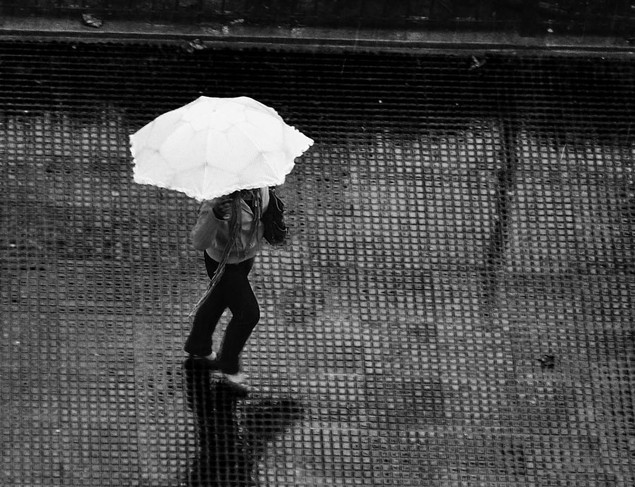 "Paraguas blanco" de Raquel Perazo