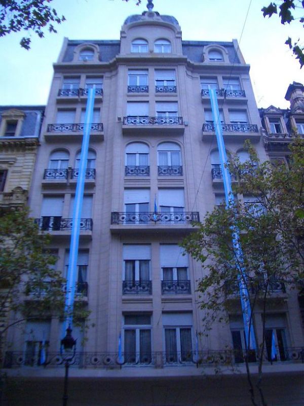 "Bicentenario - Edificio decorado con banderas" de Adolfo Fioranelli