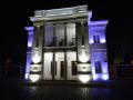 Municipio iluminado de azul