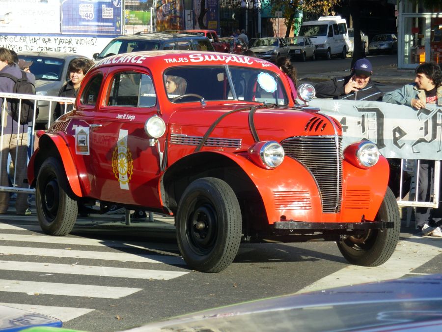 "un auto al rojo vivo!!!" de Mercedes Orden