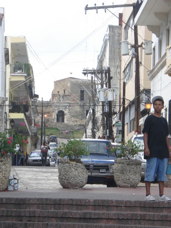 "Por una callecita de Santo Domingo" de Gisela Duque