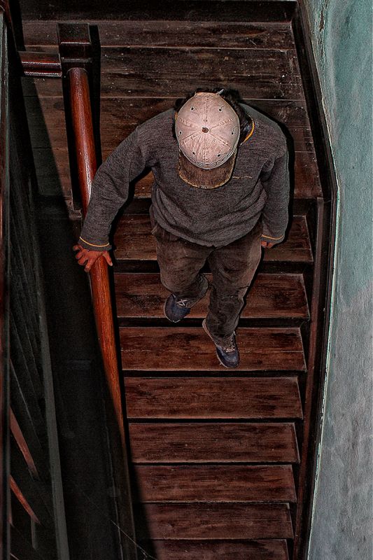 "una escalera de la vieja casona" de Stella Maris Kippke