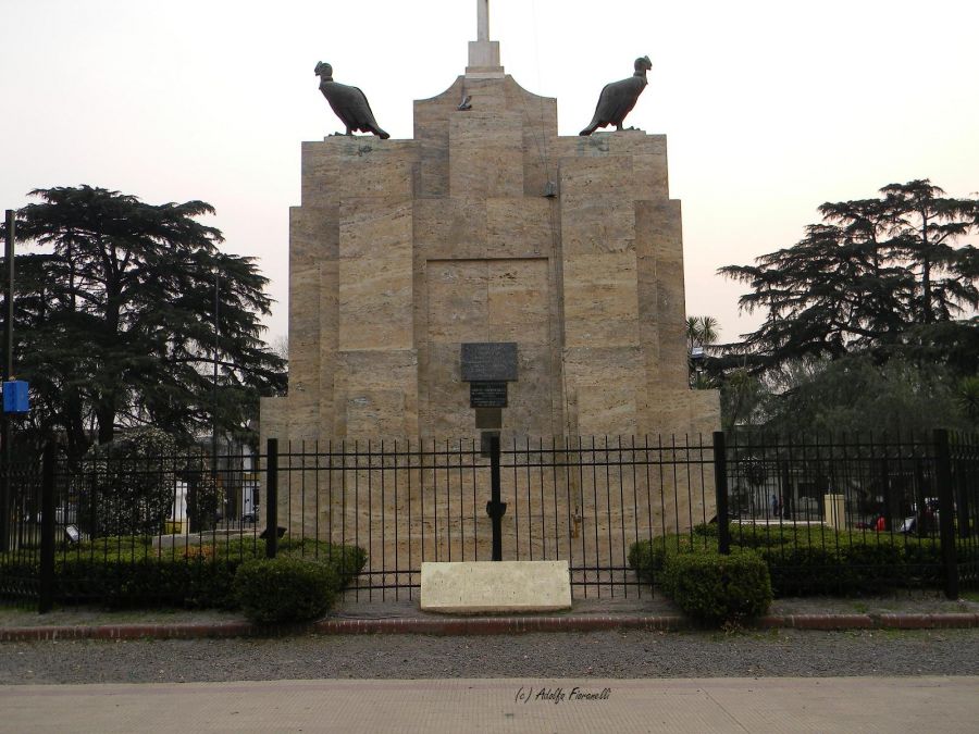 "Monumento plaza Burzaco" de Adolfo Fioranelli