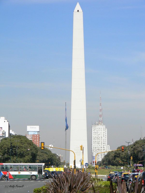"Obelisco - todo un simbolo de la cuidad" de Adolfo Fioranelli