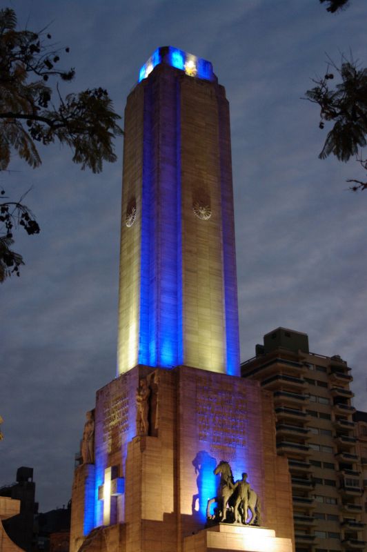 "Monumento a la Bandera -" de Ricardo Luis Zedler