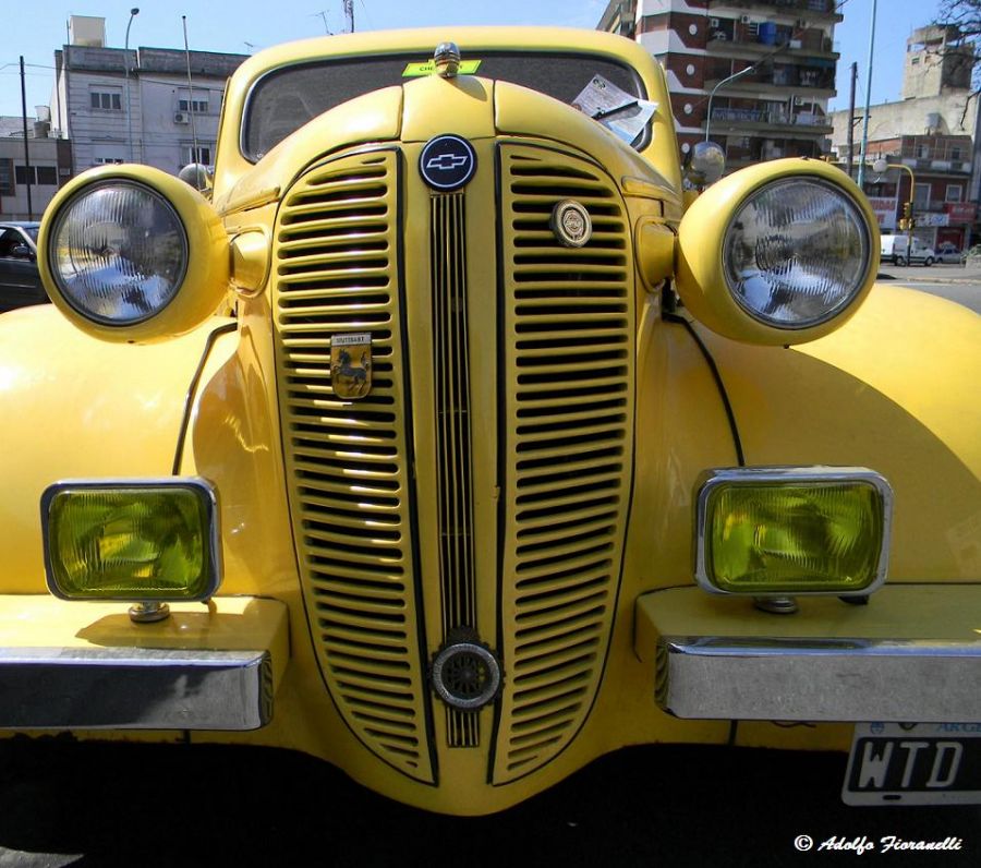 "Coupecita Chevrolet 37 amarilla" de Adolfo Fioranelli